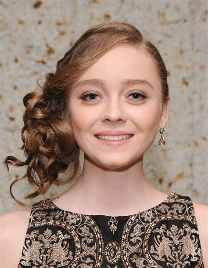 
All About Madeleine Arthur: Age, Height, Boyfriend, Net Worth 