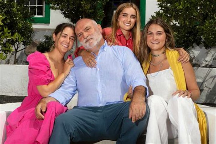 
“I thought you were trying to kill us”: José Andrés’ daughters roast their father while promoting José Andrés and Family in Spain 