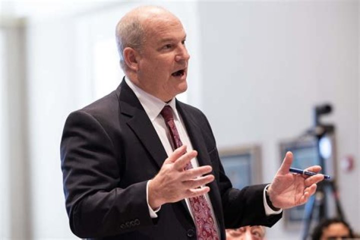 
Jim Griffin, Alex Murdaugh’s defense attorney checks phone, loses track during closing argument 