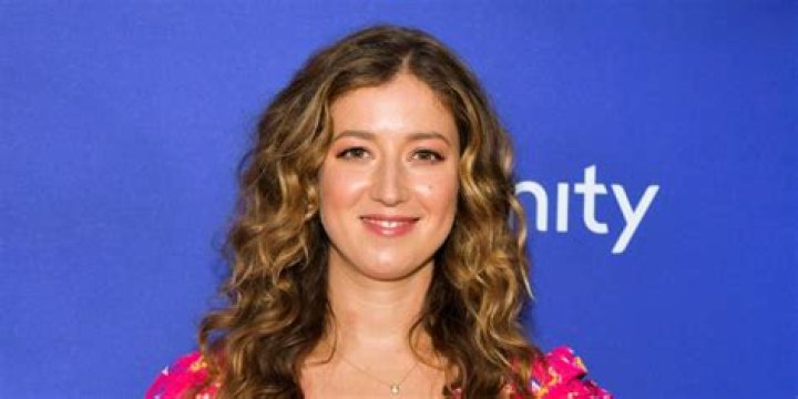 
Olivia DeJonge’s Biography: Boyfriend, Net Worth, Family, Height 