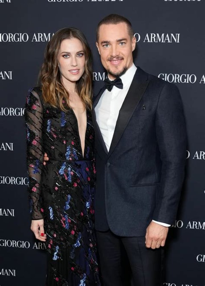 
Pregnant Allison Williams & Boyfriend Alexander Dreymon Have A Baby From Their Mostly Quiet Romance 