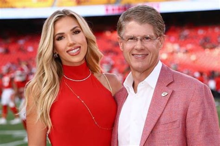 
Who is the Chiefs Owner’s Daughter… Social Media Star Gracie Hunt is Miss Kansas USA 2021? 